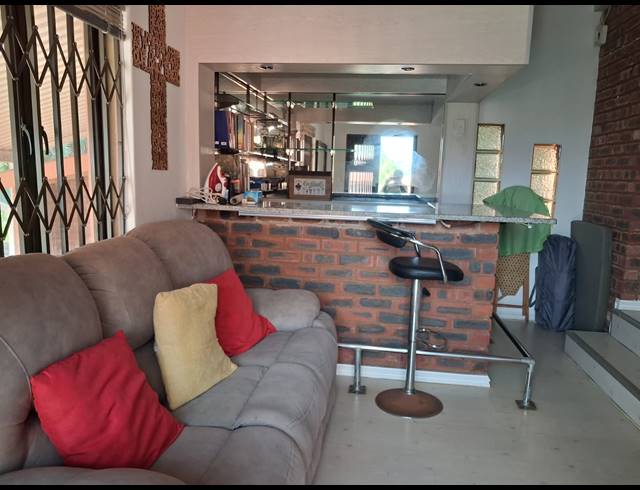 5 BEDROOM HOUSE FOR SALE IN BLUFF